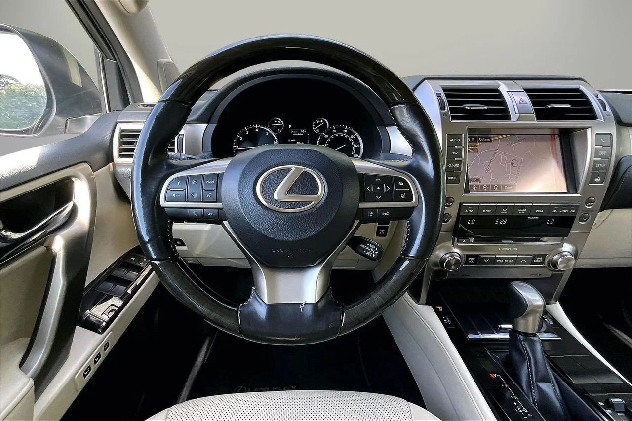 Used 2020  Lexus 460 image 11