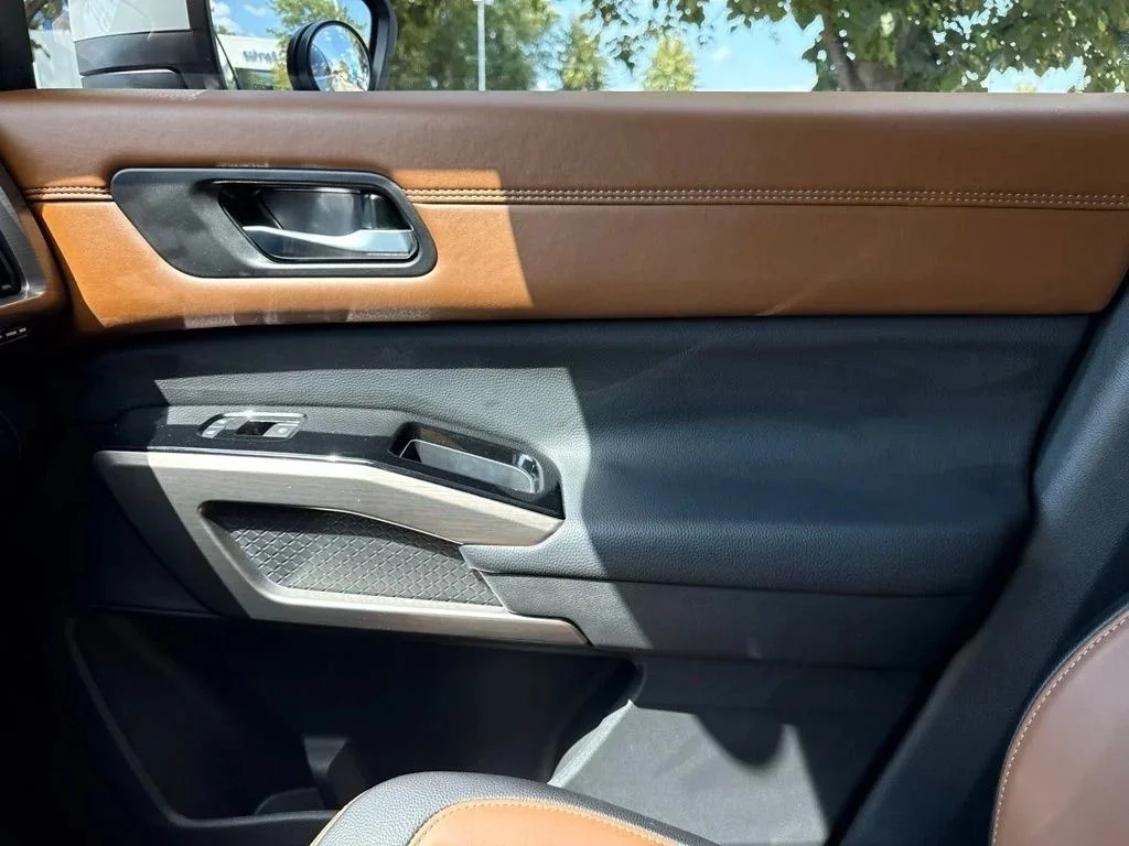 Used 2025 Boulder Gray Nissan Platinum image 34