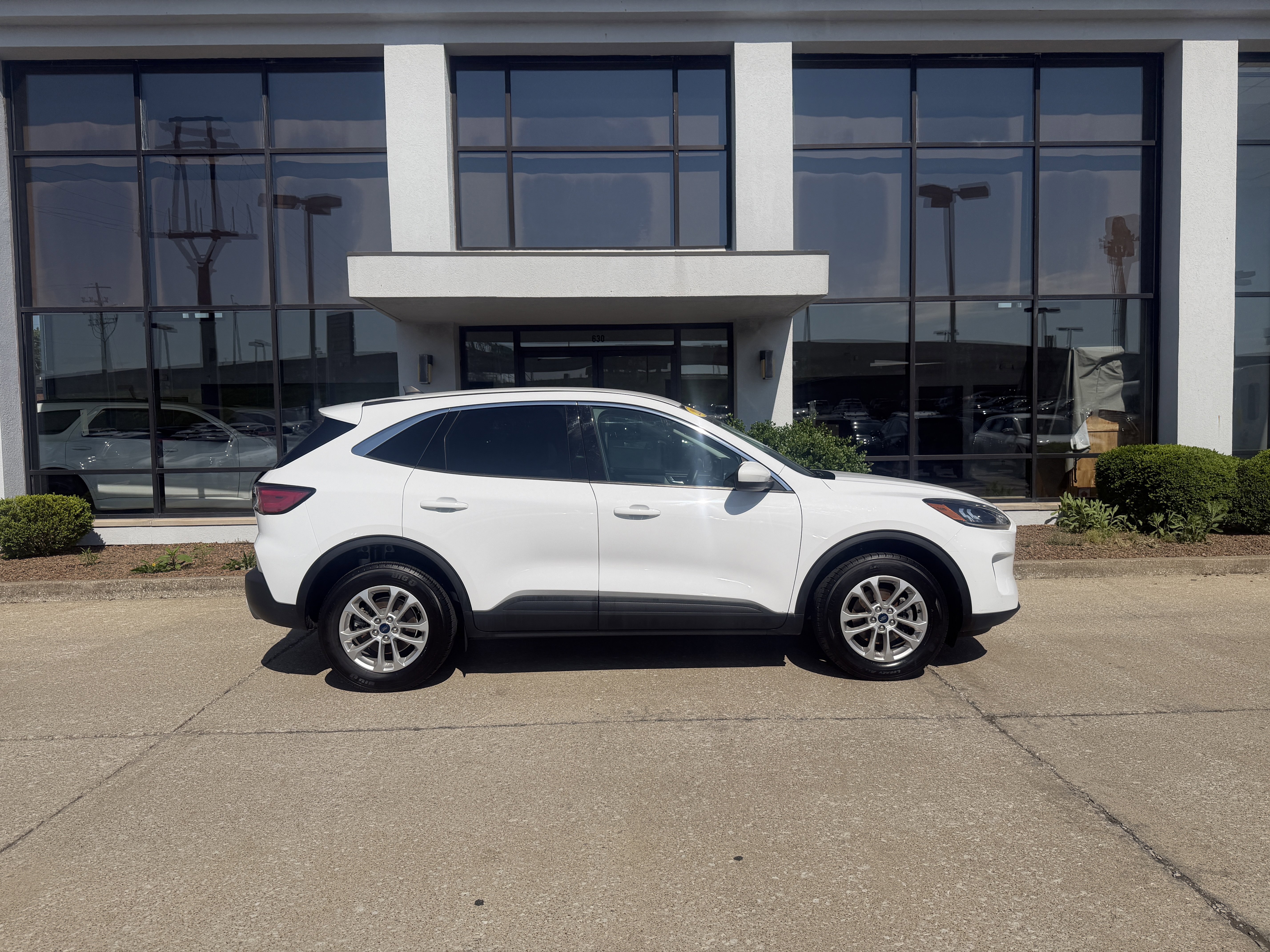 Used 2021 Oxford White Ford SE image 3