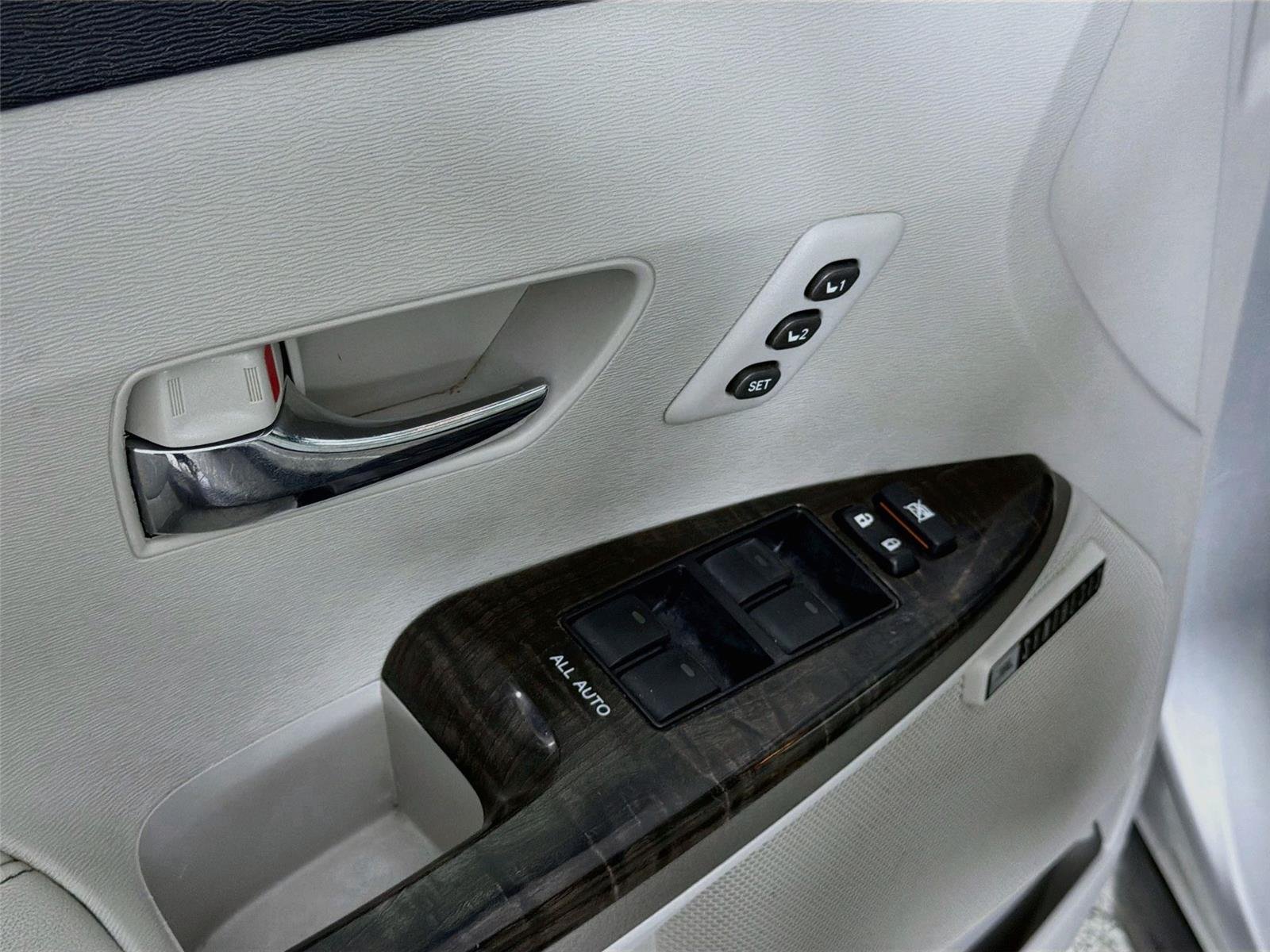 Used 2013 Classic Silver Metallic Toyota Limited image 18
