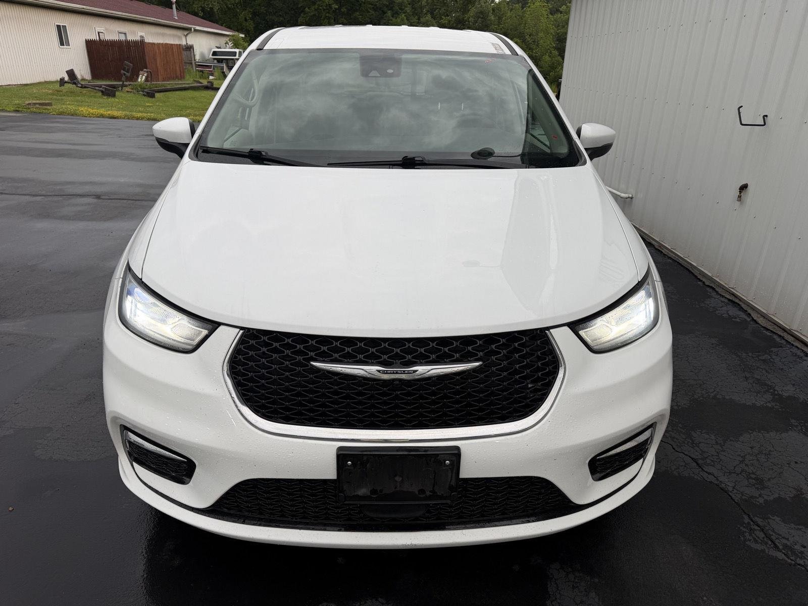 Used 2023 Bright White Clearcoat Chrysler Touring L image 4