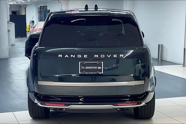 Used 2025 Green Land Rover SE image 3