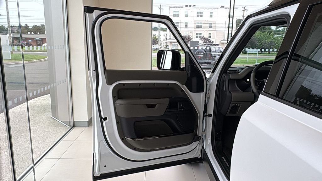 2026 Land Rover Defender OCTA - Photo 8
