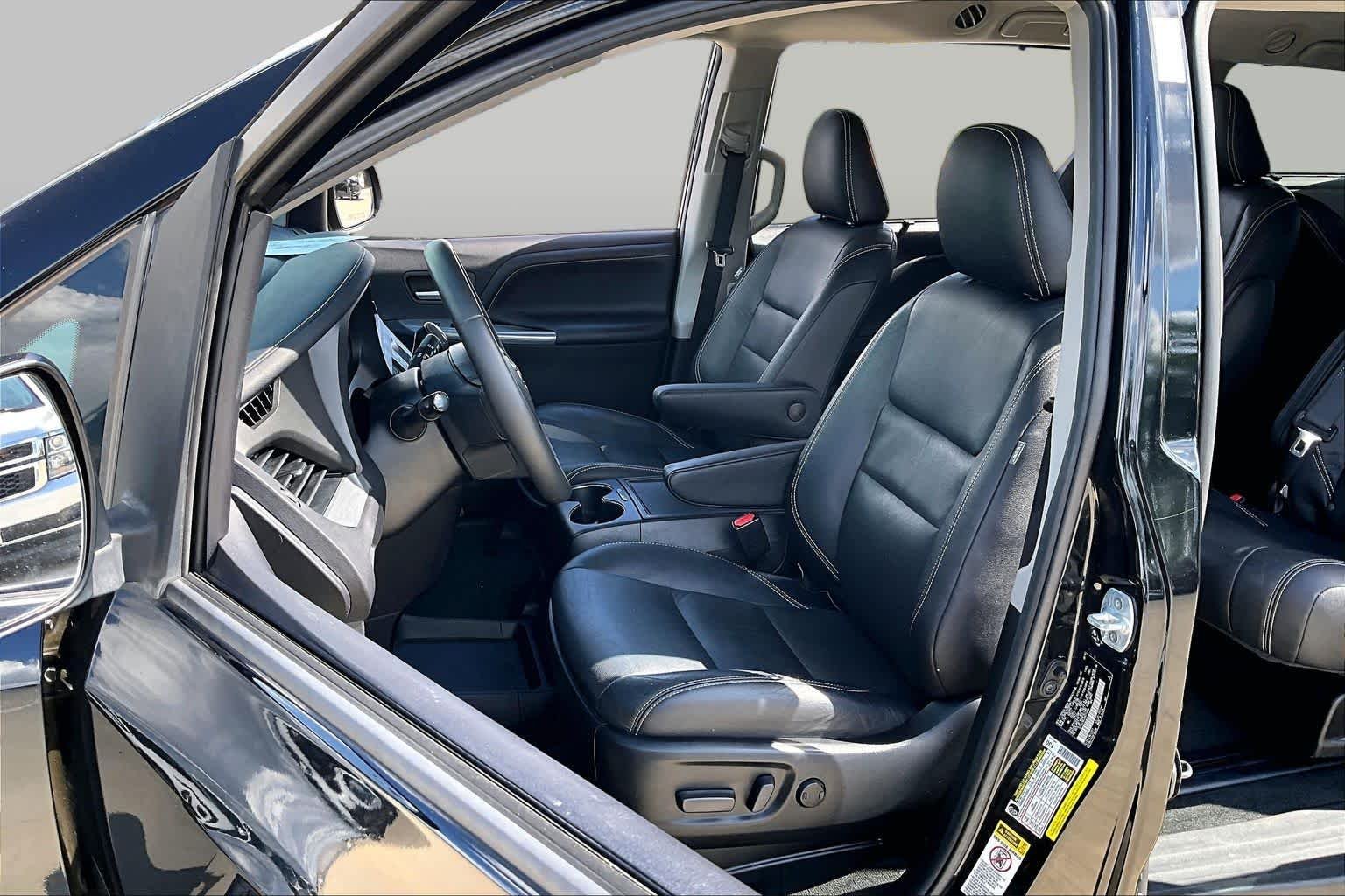 Used 2017 Midnight Black Metallic Toyota SE image 8
