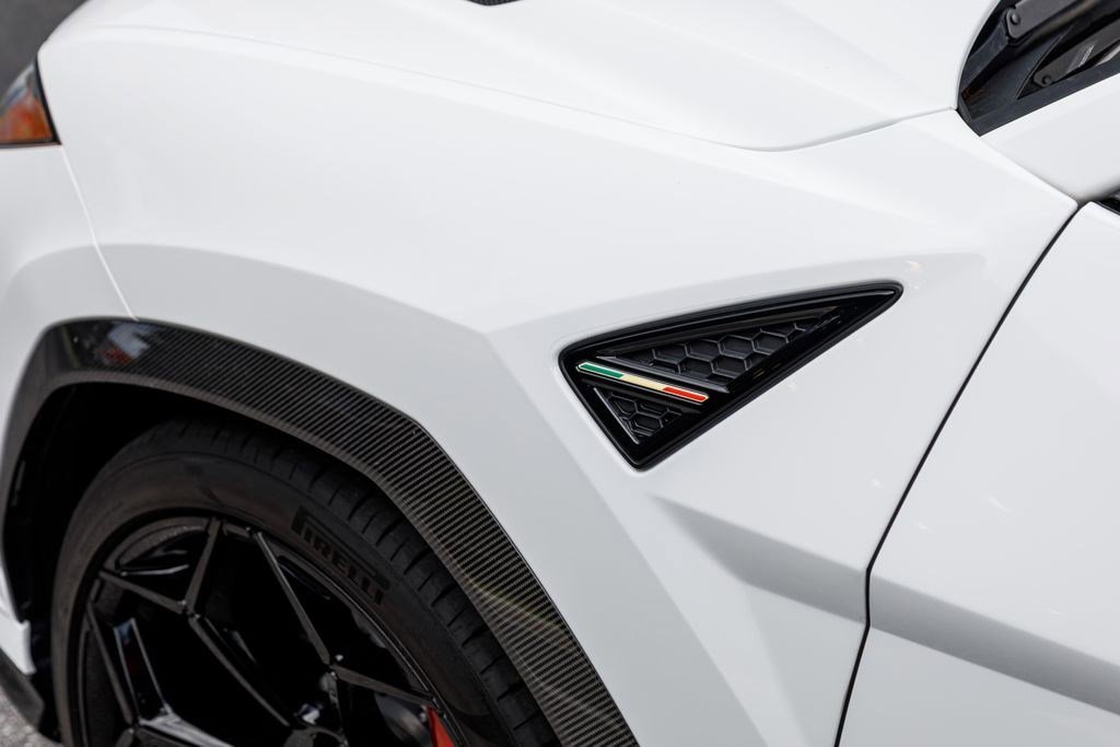Used 2024 White Lamborghini Performante image 47