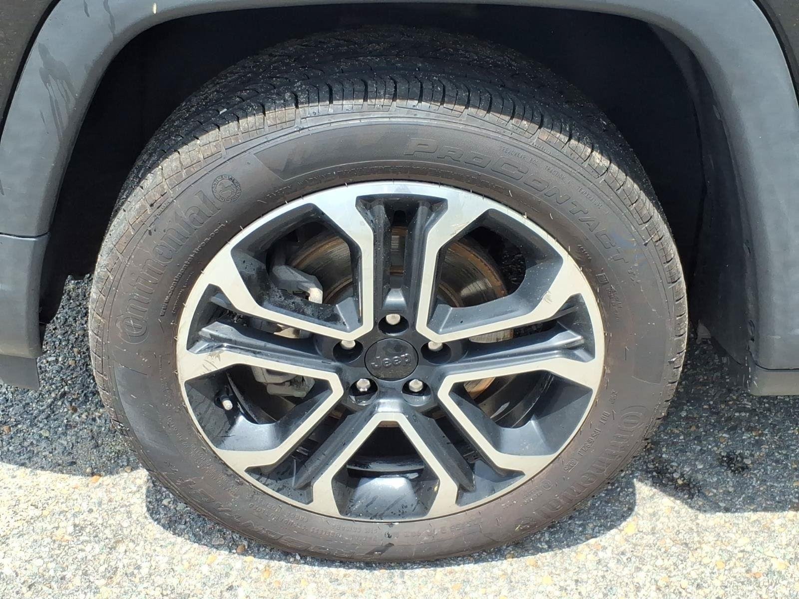 Used 2022 Diamond Black Crystal Pearlcoat Jeep Limited image 4