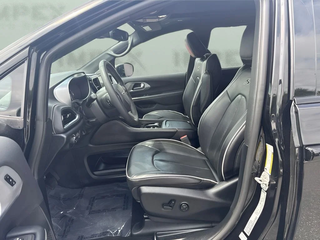 Used 2025 Black Chrysler Limited image 6