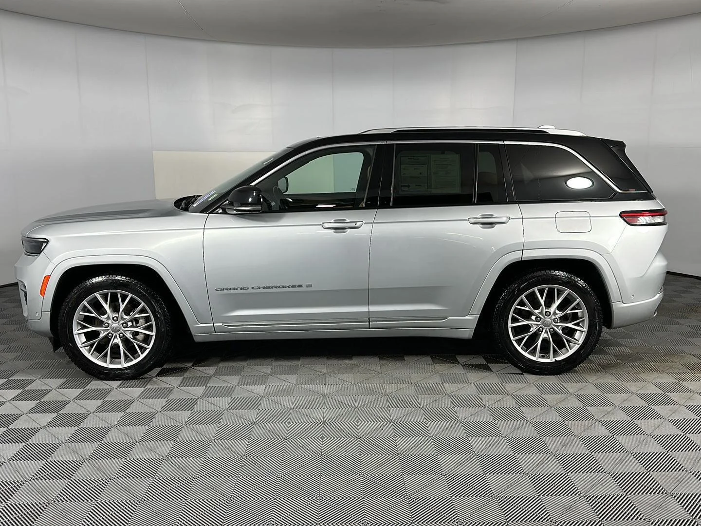 Used 2023 SILVER ZYNITH Jeep SUMMIT image 19