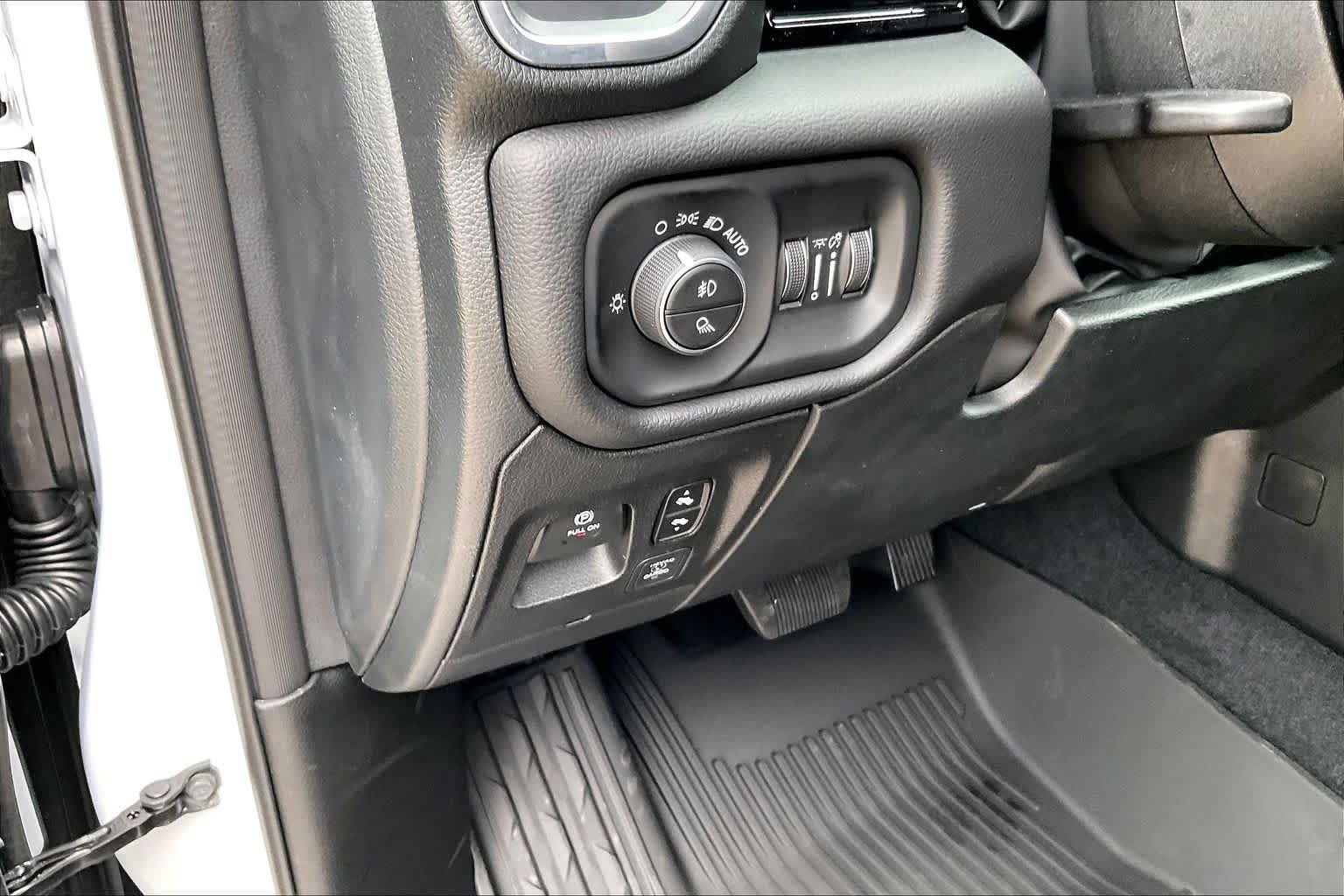 New 2026 Bright White Clear-Coat Exterior Paint RAM Laramie image 18