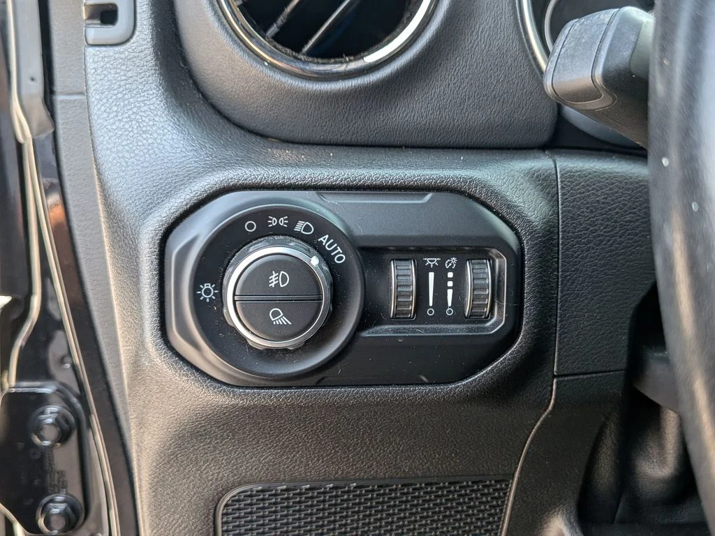 Used 2021 Black Jeep Overland image 18