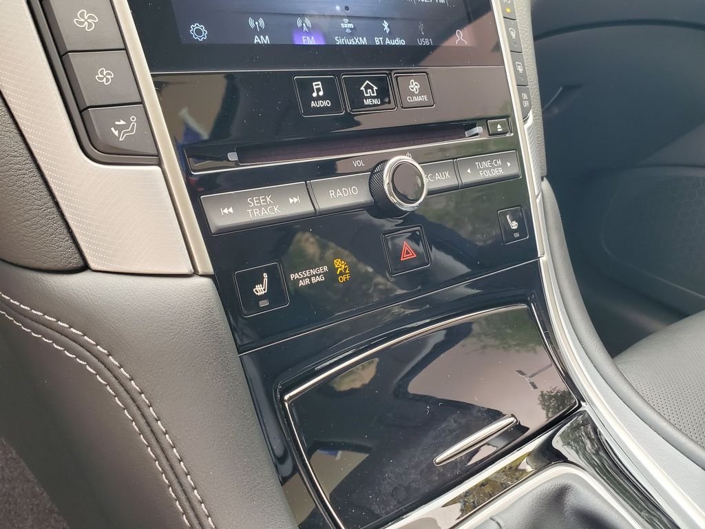 Used 2023 White INFINITI LUXE image 30