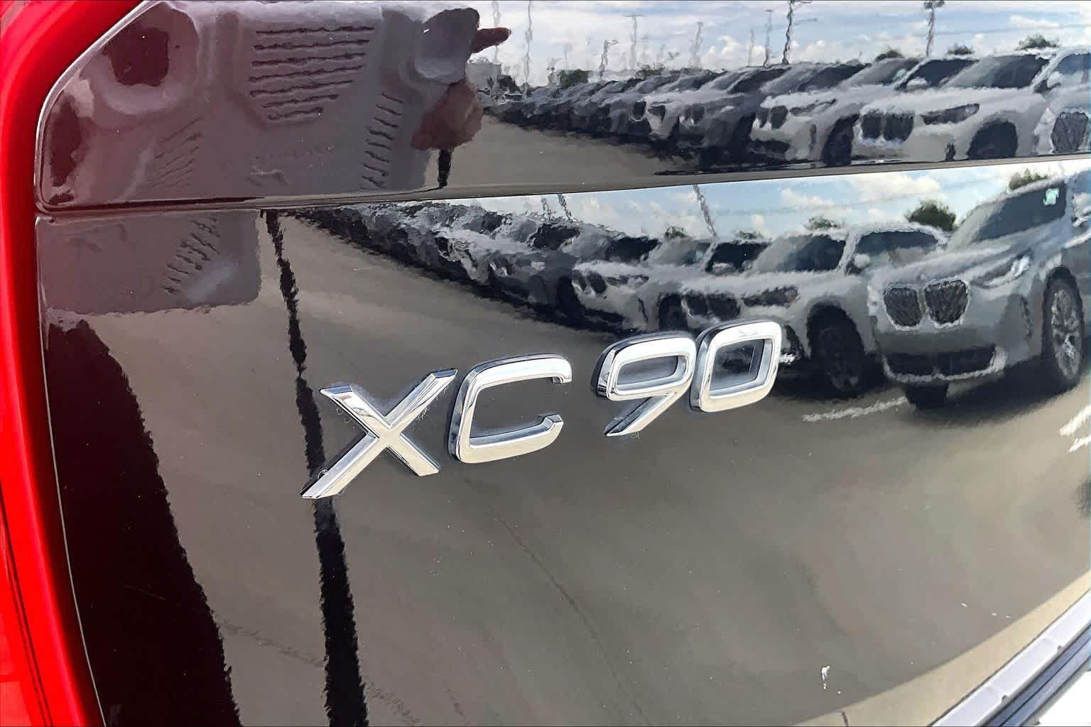 Used 2022 Onyx Black Metallic Volvo Momentum image 9