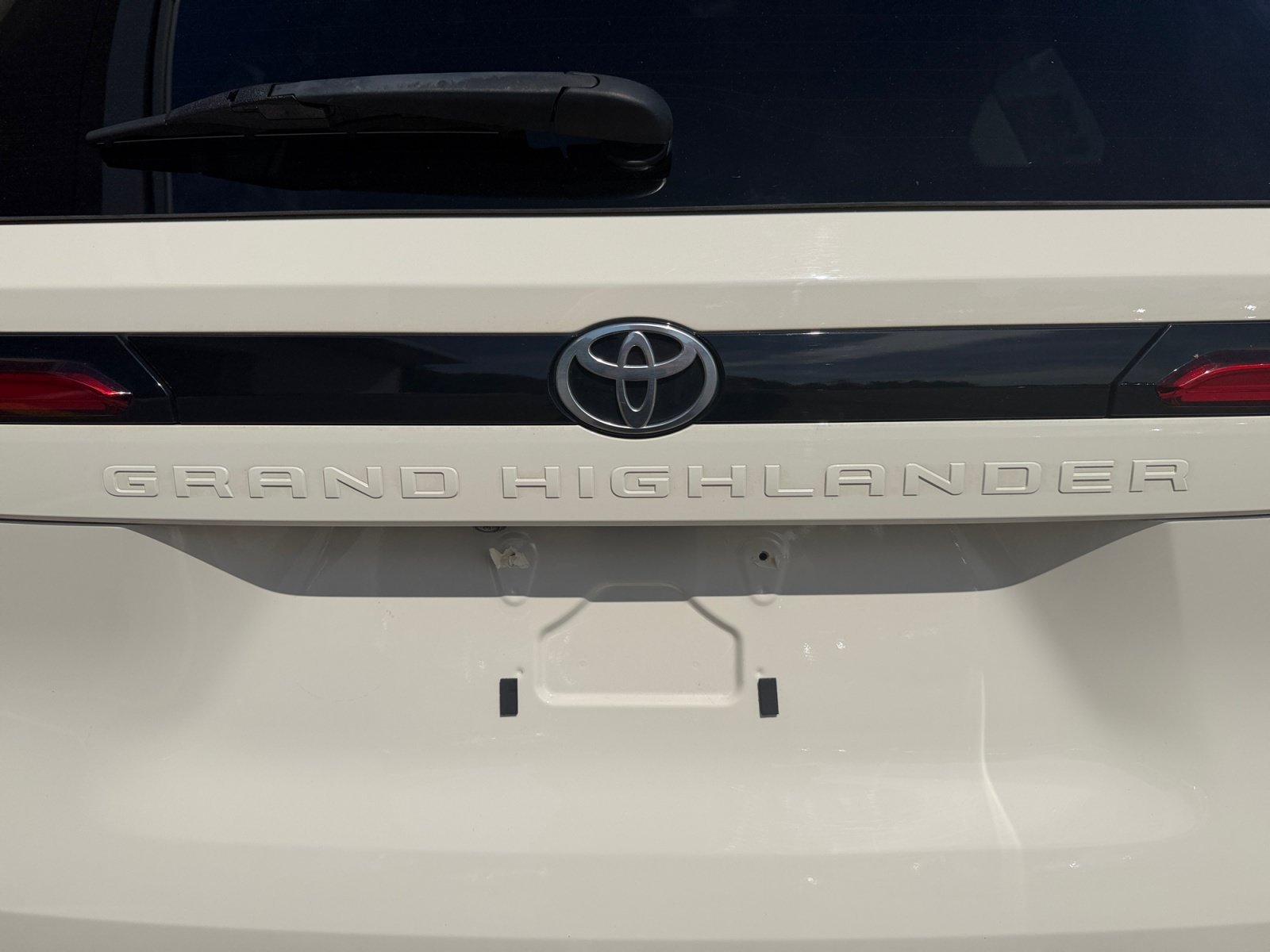 Used 2024 Cream Toyota XLE image 42
