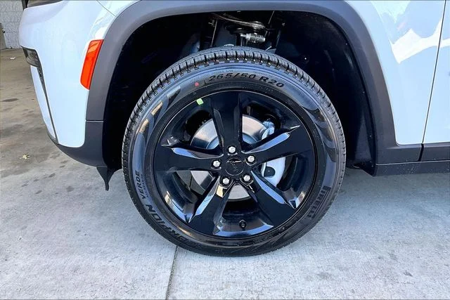 New 2026 Bright White Clear-Coat Exterior Paint Jeep Limited image 12