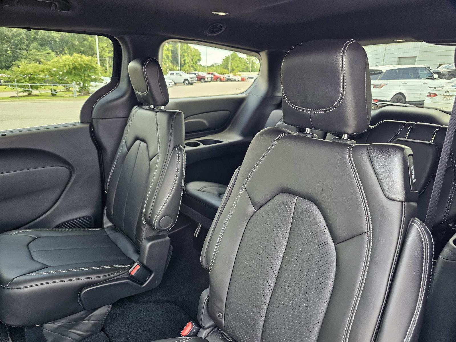 New 2027 Diamond Black Crystal Pearlcoat Chrysler Select image 30