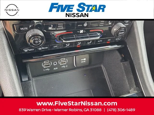 Used 2022 Silver Jeep Altitude image 22