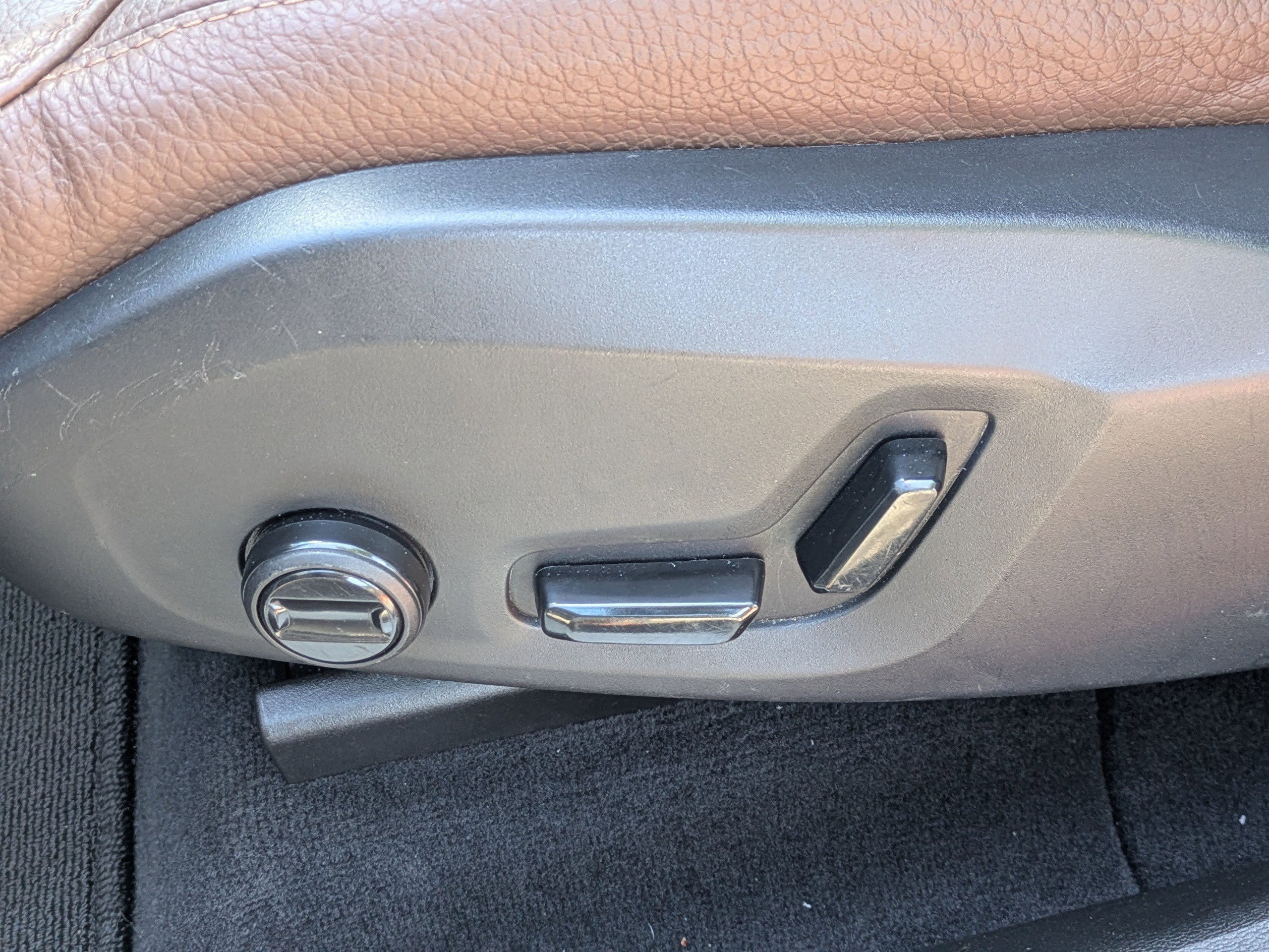 Used 2024 Crystal White Metallic Volvo Plus Dark Theme image 17
