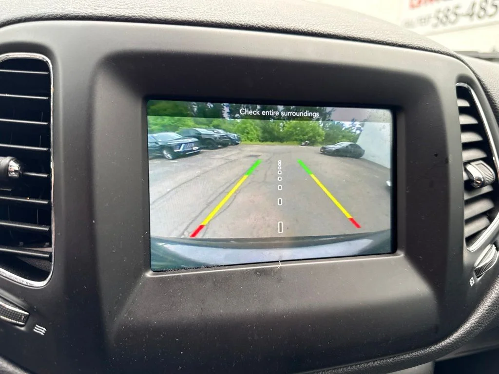 Used 2018 Gray Jeep Latitude image 30