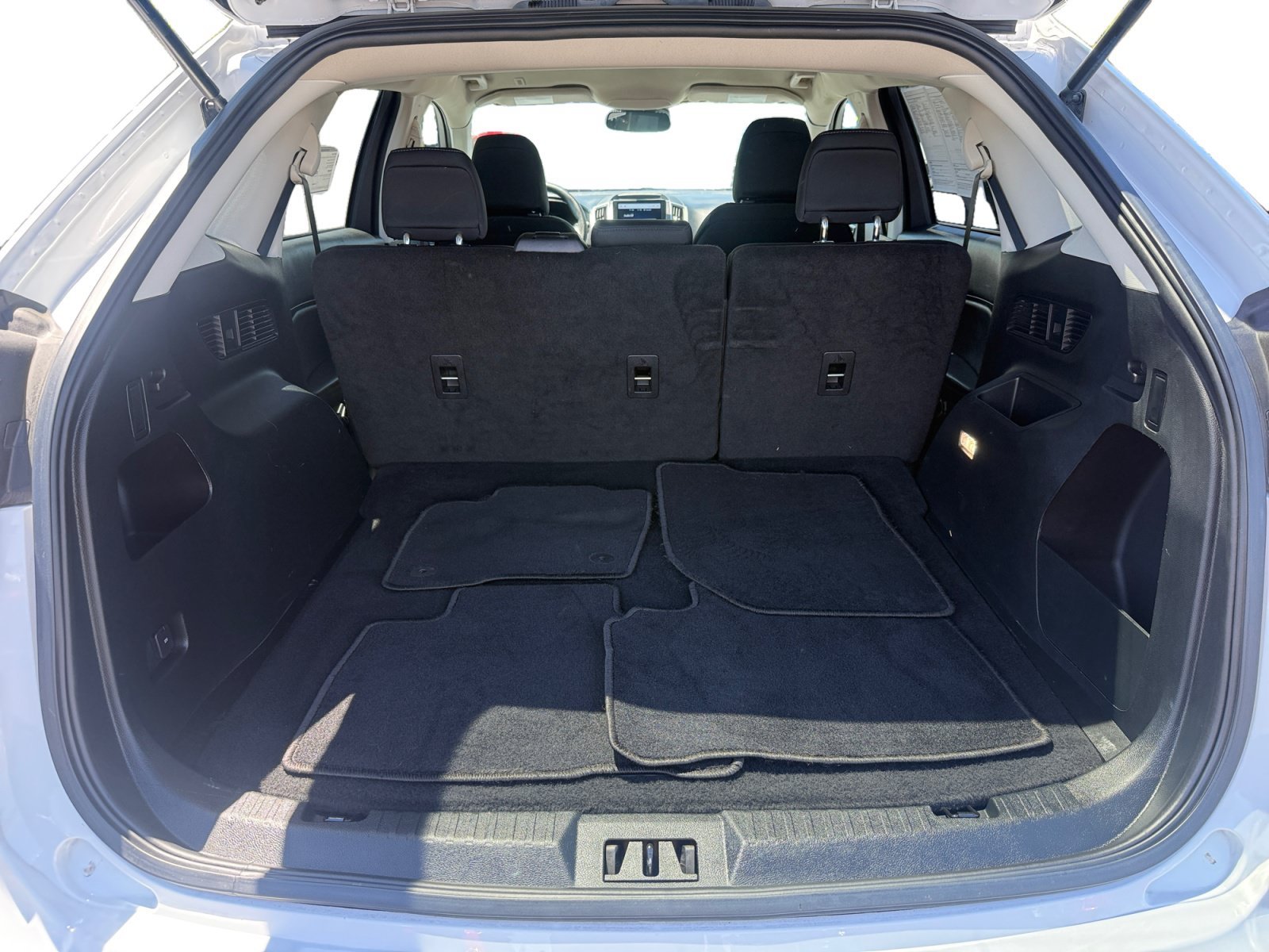 Used 2023 Oxford White Ford SE image 17