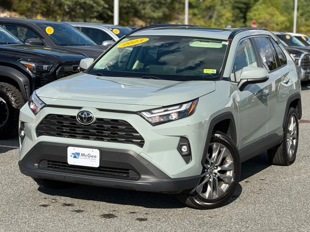 Used 2023  Toyota XLE Premium image 1