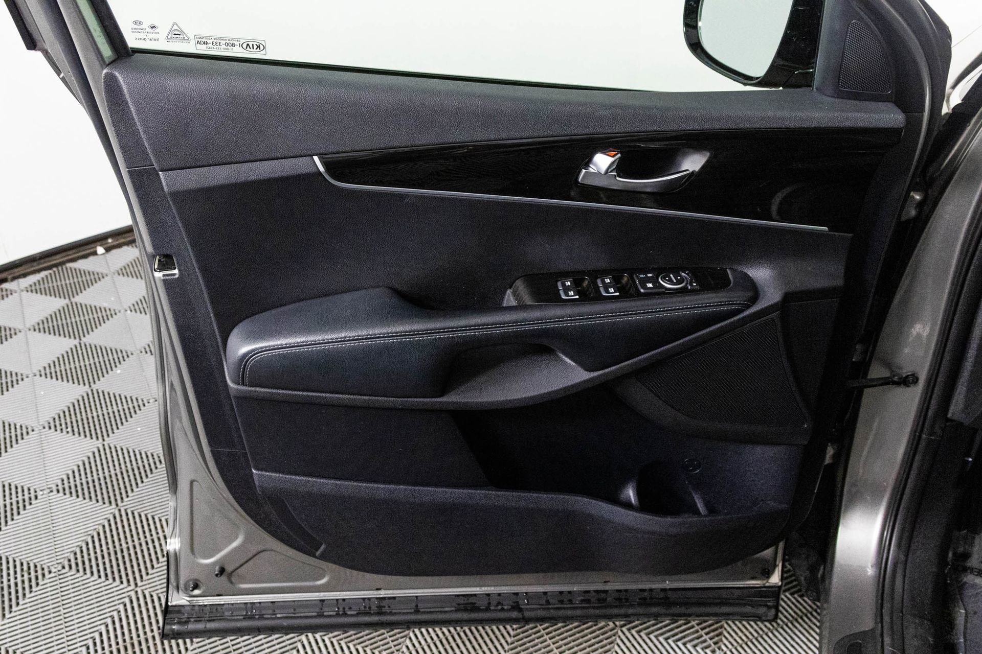 2019 KIA SORENTO - Image 31