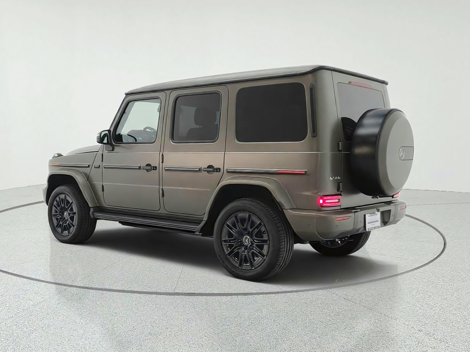 New 2027 MANUFAKTUR Dark Olive Green Magno Mercedes-Benz G 580e SUV image 7
