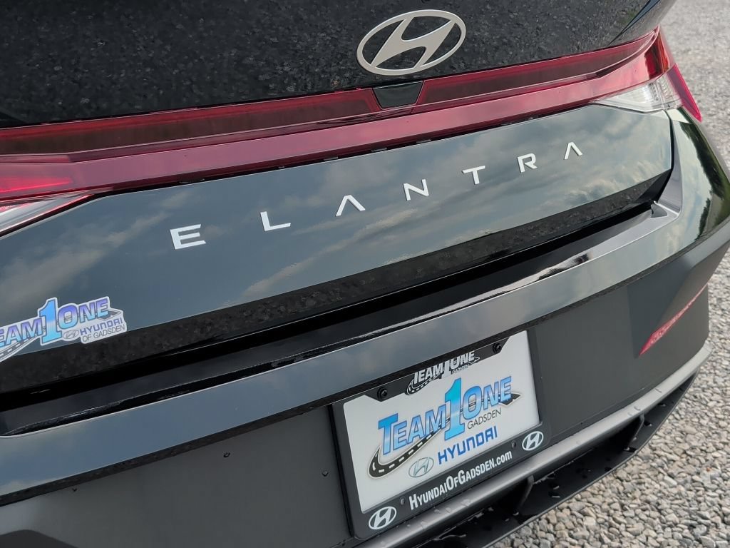New 2026 Abyss Black Hyundai SE image 15