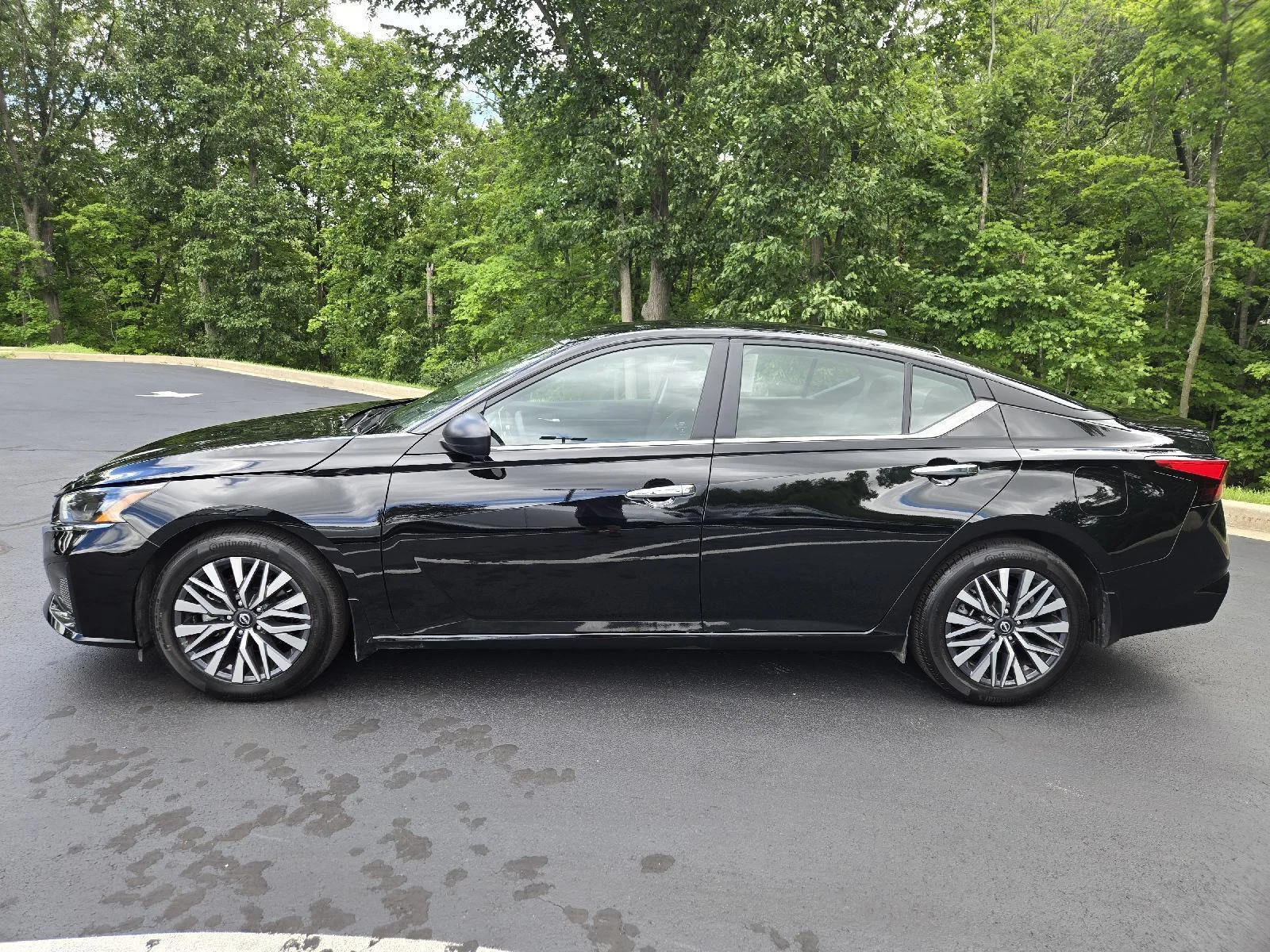 Used 2025 Super Black Nissan SV image 5