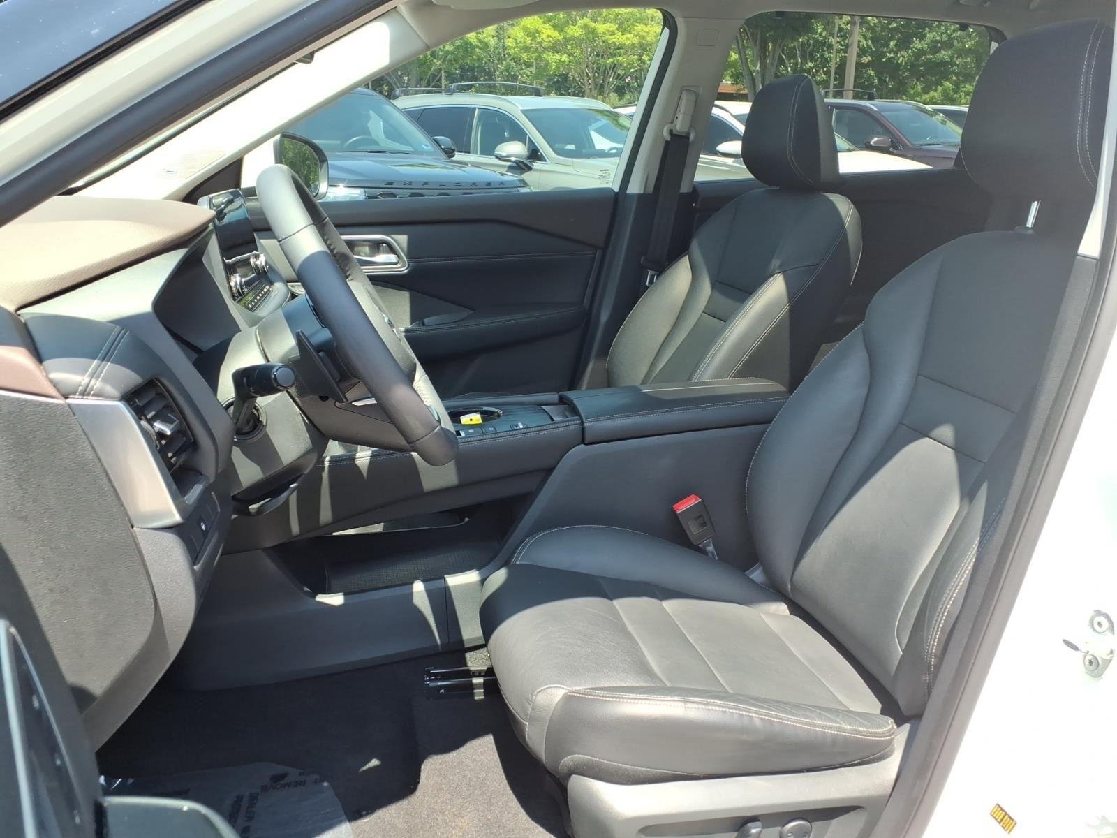Used 2021 Pearl White Tricoat Nissan SL image 21