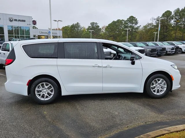 New 2026 Bright White Clear-Coat Exterior Paint Chrysler Select image 15