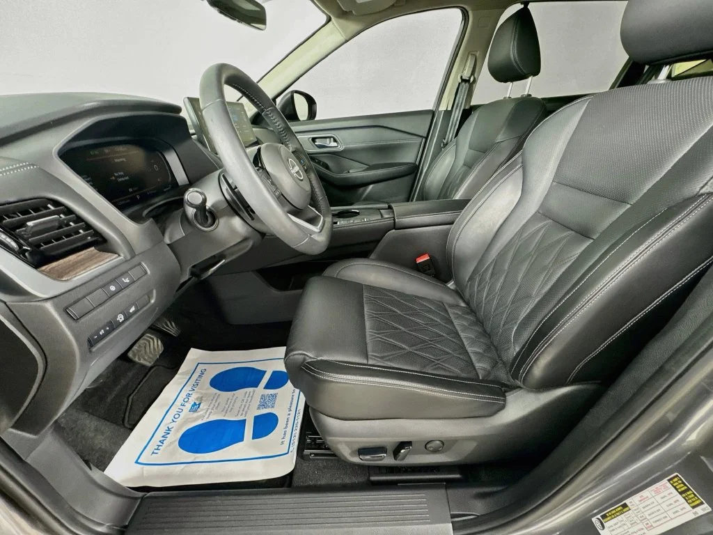 Used 2024 Gray Nissan Platinum image 25