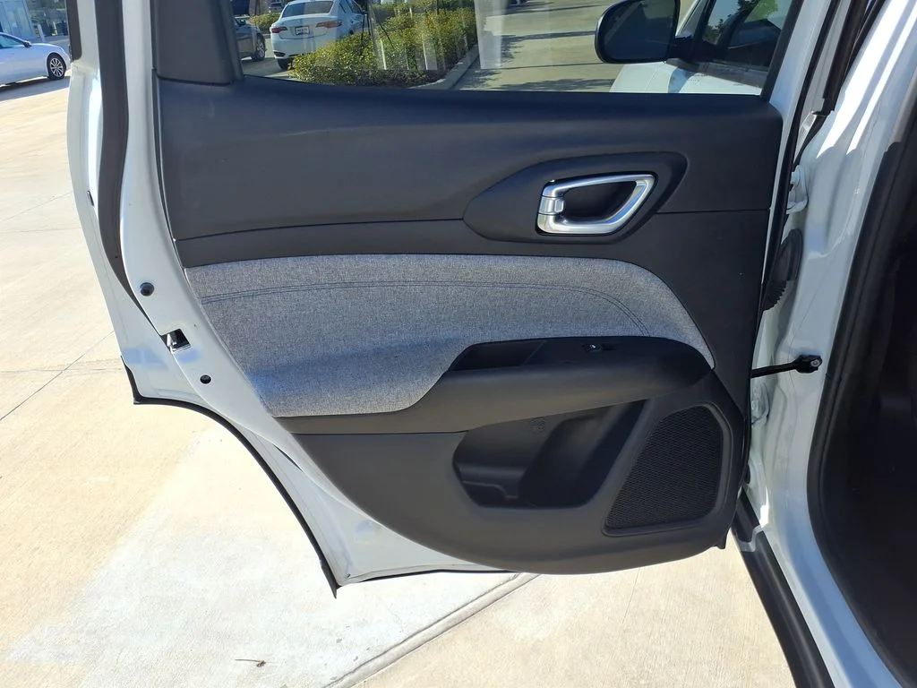 Used 2025 White Jeep Latitude image 15