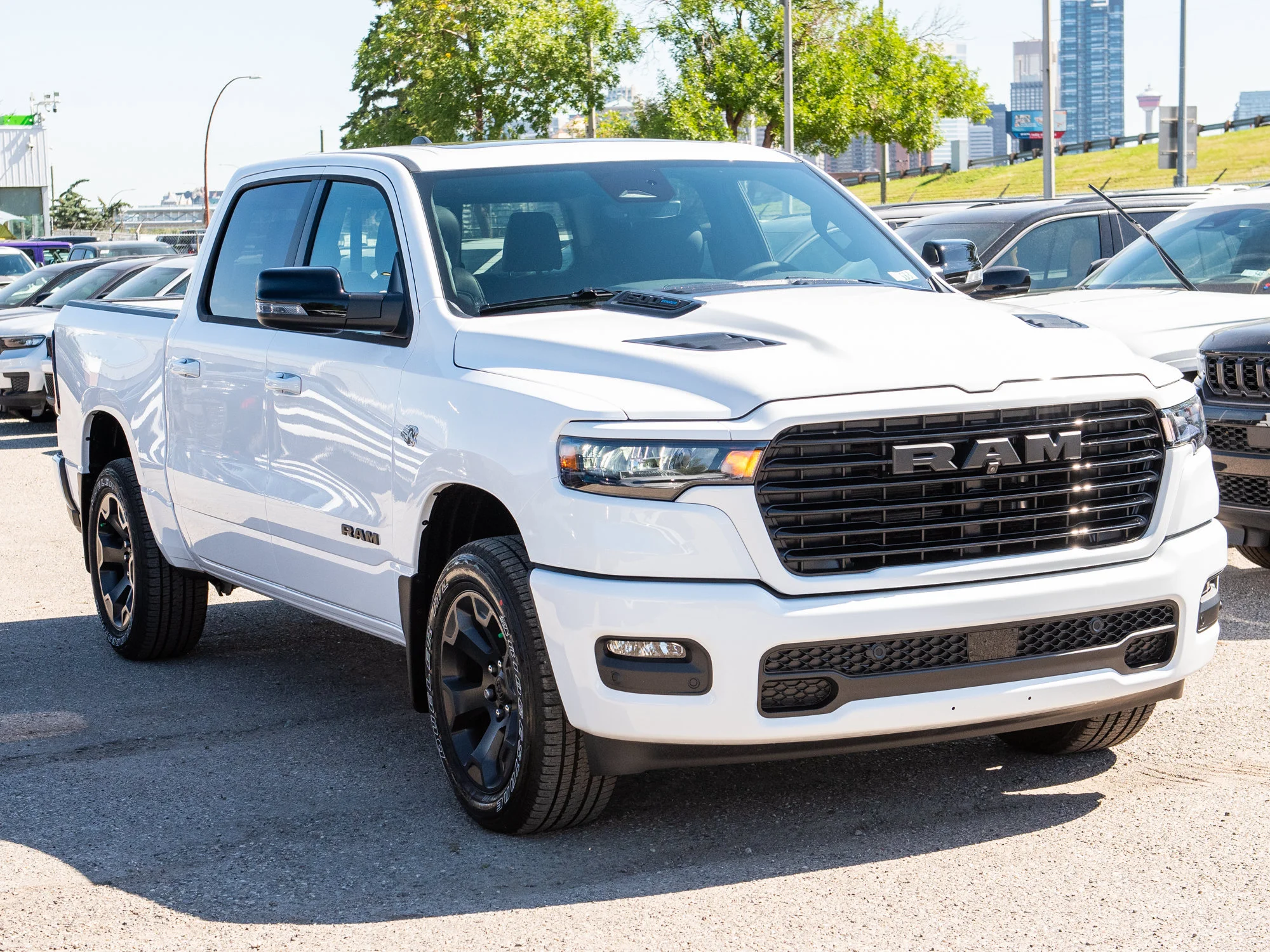 New 2026 White RAM Sport* Crew Cab 4x4, HEMI V8, Panoramic Sunroof, 3.92 Rear Axle, Heated Seats image 8