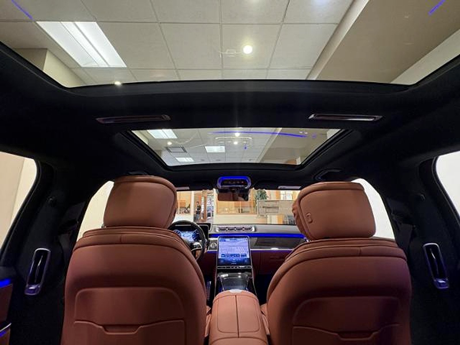 New 2026 MANUFAKTUR Moonlight White Metallic Mercedes-Benz 4MATIC® image 20