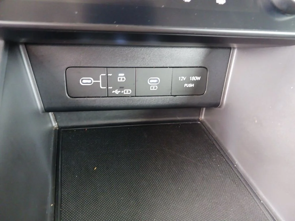 Used 2025 Black Hyundai SEL image 28