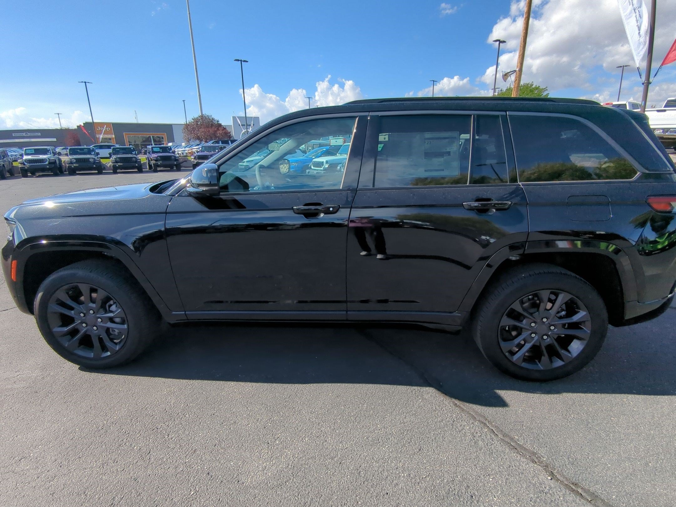 New 2026 Diamond Black Crystal Pearl-Coat Exterior Paint Jeep Limited Reserve image 8