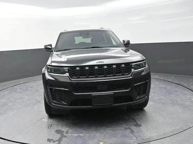 New 2026 Diamond Black Crystal Pearl-Coat Exterior Paint Jeep Altitude image 5