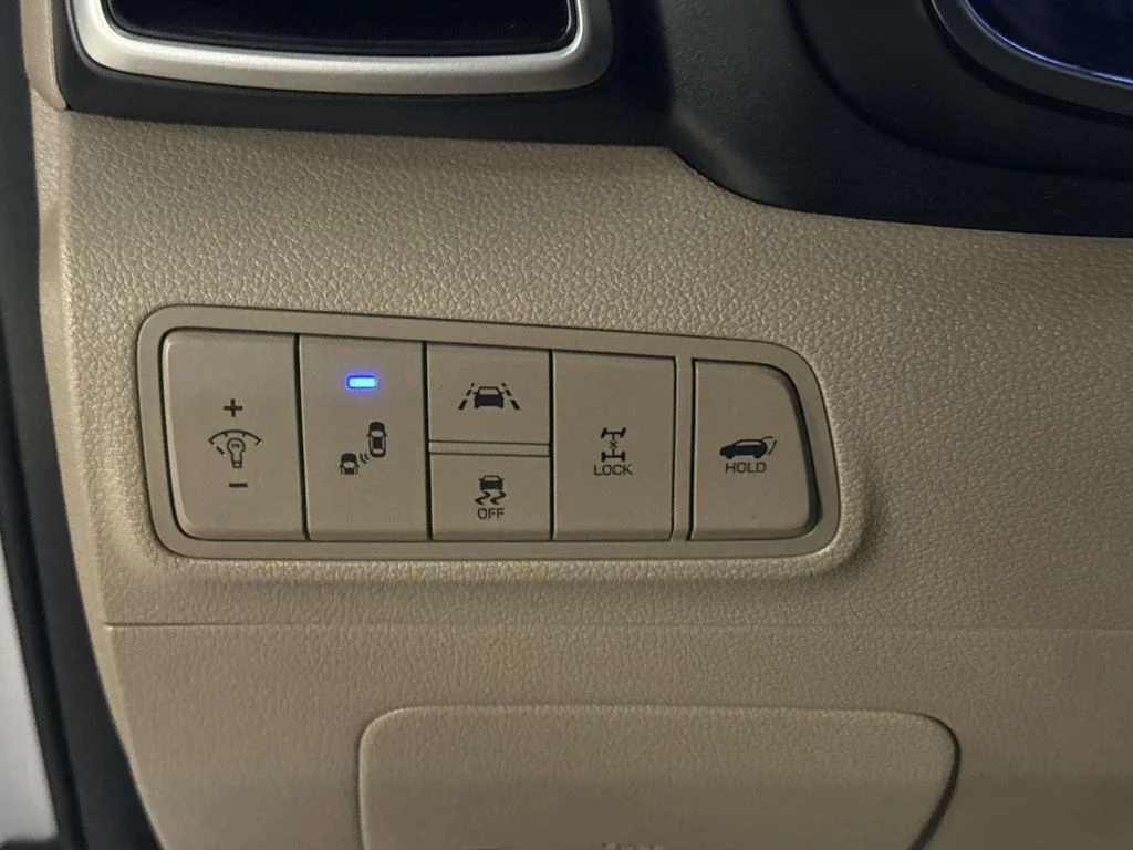 Used 2019 White Hyundai Ultimate image 30