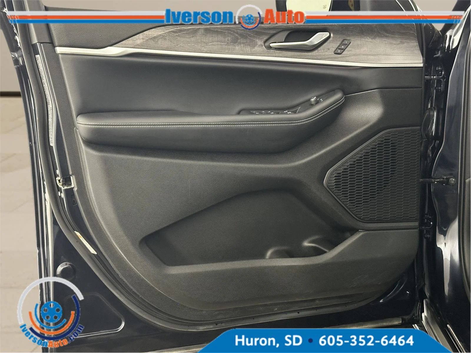 Used 2024 Midnight Sky Jeep Limited image 13