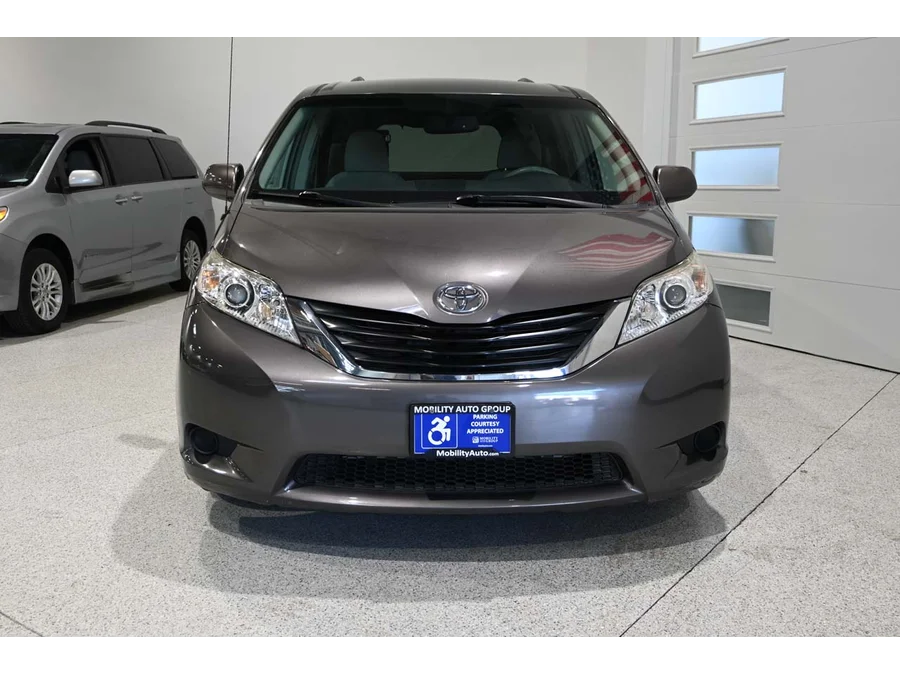 Used 2013 GRAY Toyota LE Mobility Handicap Van image 4