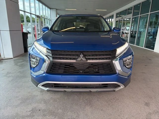 Used 2022 Blue Mitsubishi SE image 2