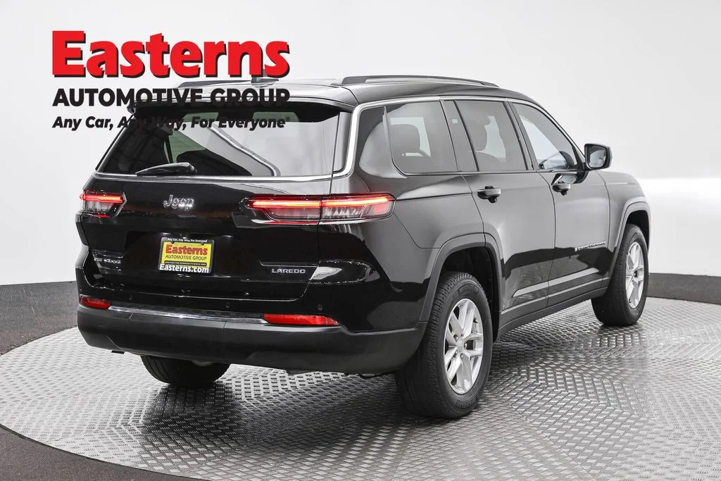 Used 2022 Black Jeep Laredo image 5