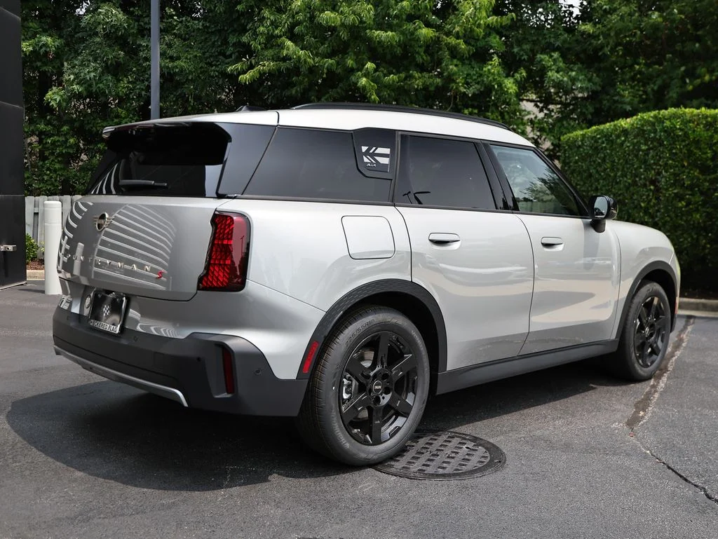 New 2027 Silver MINI Signature Plus image 7