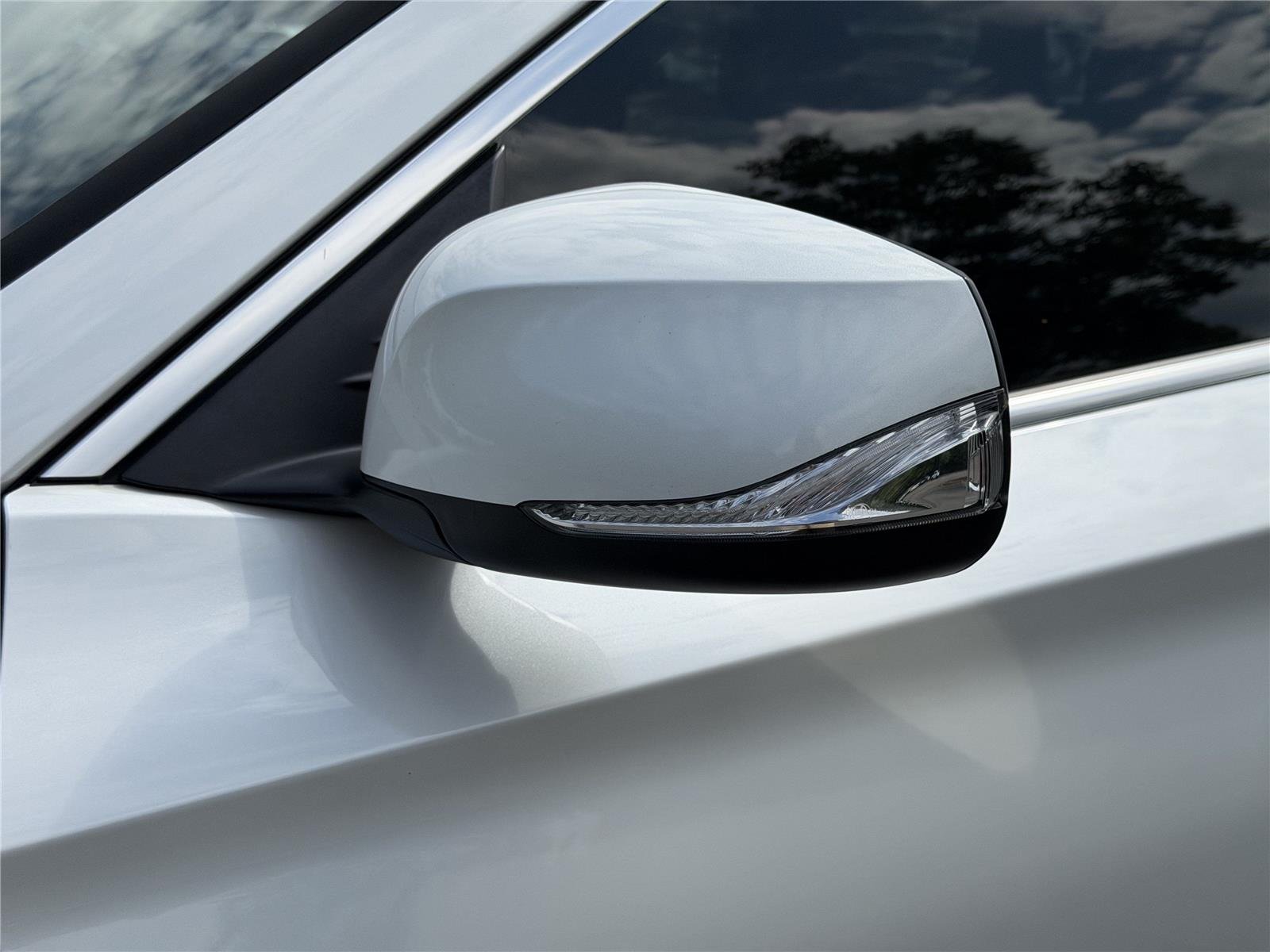 Used 2024 Radiant White INFINITI LUXE image 36