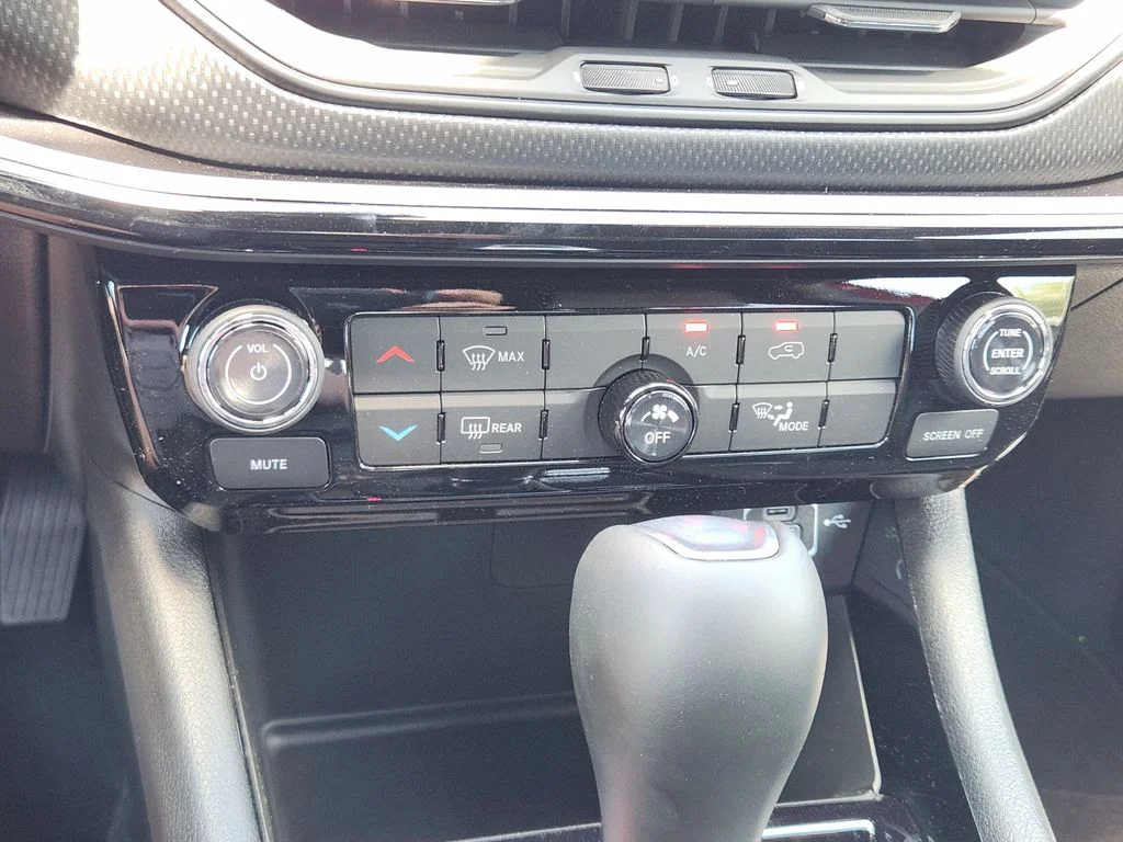 New 2026 Red Hot Pearlcoat Jeep Latitude image 14