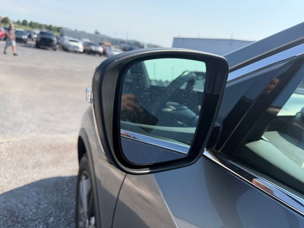 Used 2020 Gray Nissan Platinum image 9