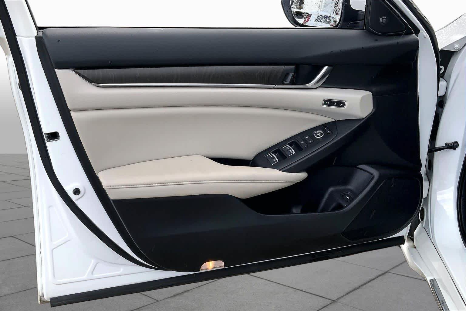 Used 2022 Platinum White Pearl Honda Touring image 20