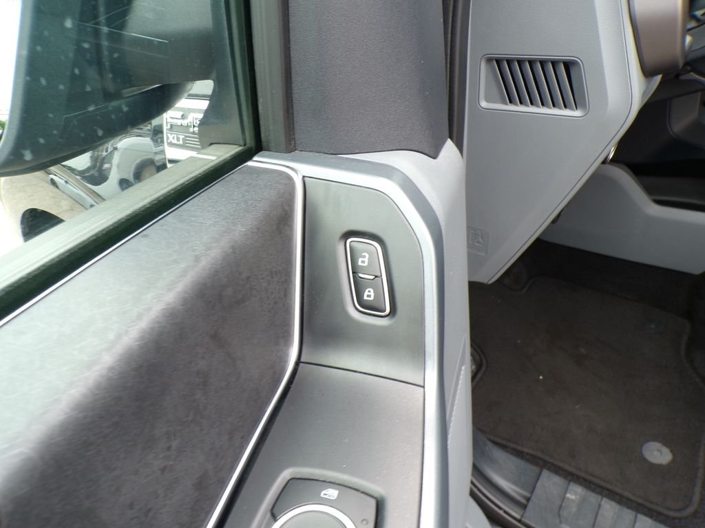 Used 2024 Black Metallic Ford XLT image 9