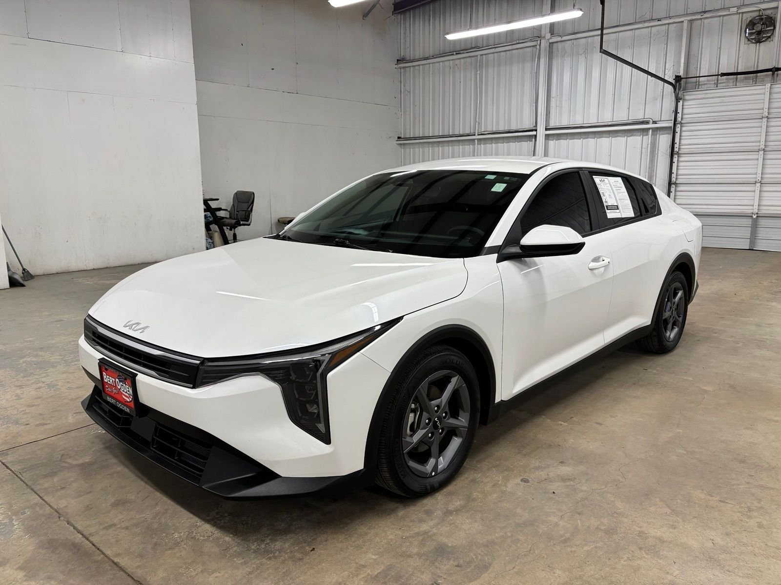 Used 2025 White Kia LXS image 3