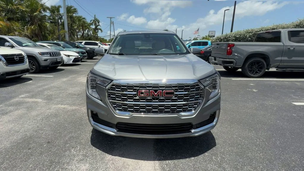 Used 2023 Silver GMC Denali image 3